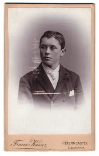 Fotografie Franz Kaiser, Berncastel, Graacherthtor, Porträt eines jungen Mannes