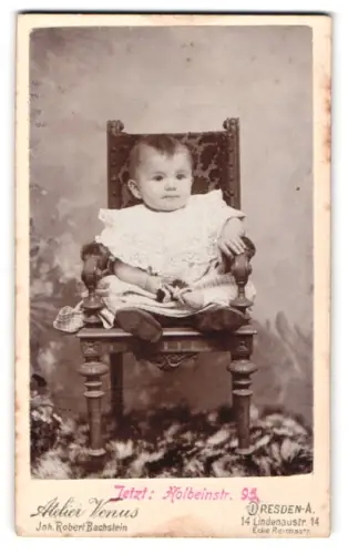 Fotografie Atelier Venus, Dresden, Holbeinstr. 95, Kind auf kunstvollem Stuhl