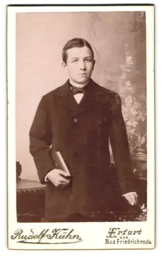 Fotografie Rudolf Kühn, Erfurt, Anger 58, Porträt eines jungen Mannes mit Buch, Ostern 1897