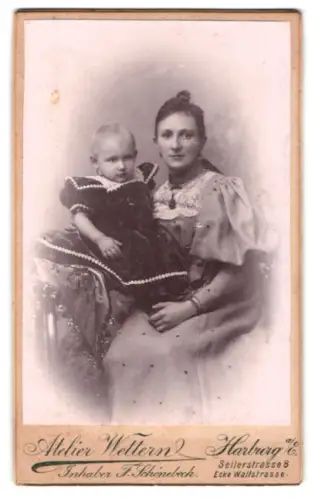 Fotografie Atelier Wettern, Harburg, Seilerstrasse 8, Mutter mit Kind in feiner Kleidung