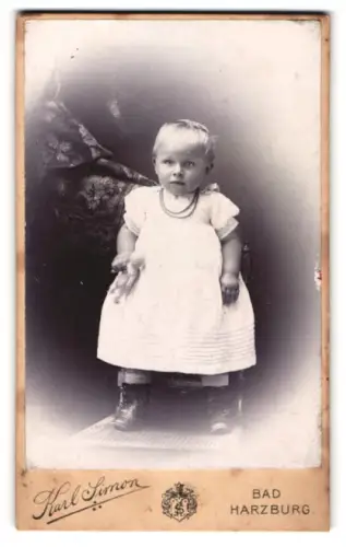 Fotografie Karl Simon, Bad Harzburg, Kleinkind im weissen Kleid