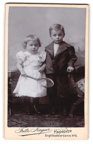 Fotografie Fritz Kayser, Hannover, Engelbostelerdamm 6, Zwei Kinder mit Tennisschläger