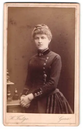 Fotografie H. Festge, Gera, Sorge 13, Porträt einer jungen Frau in elegantem Kleid