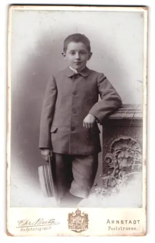 Fotografie Chr. Beitz, Arnstadt, Poststrasse, Junge im Anzug mit Strohhut