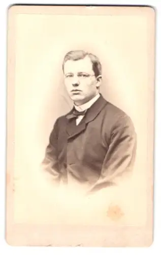 Fotografie Theodor Pinkert, Berlin, Gr. Friedrichs Strasse 112b, eleganter Herr im Anzug