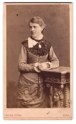 Fotografie Oscar Spörl, Gera, Schleizer Strasse 16, Frau im eleganten Kleid
