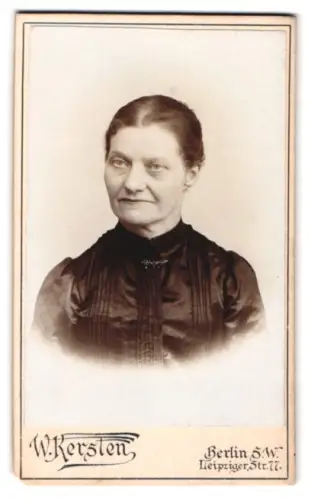 Fotografie W. Kersten, Berlin, Leipziger Strasse 77, Porträt einer älteren Dame