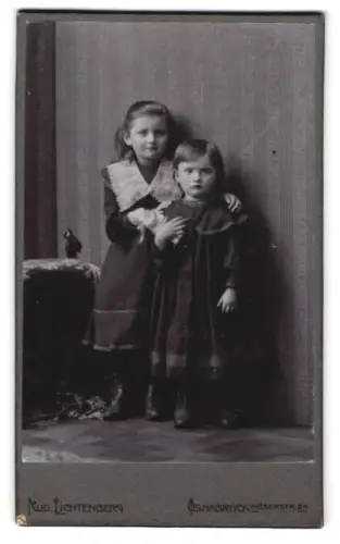 Fotografie Rud. Lichtenberg, Osnabrück, Möserstrasse 22, Zwei Kinder in traditioneller Kleidung