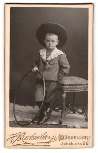 Fotografie H. Buckwilder jr., Düsseldorf, Jakobistr. 26, Junge mit Reifen und Hut