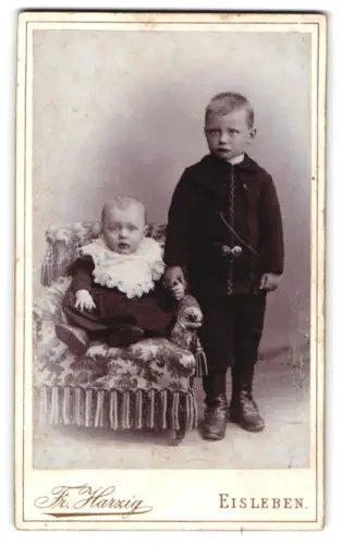 Fotografie Fr. Harzig, Eisleben, Glockenstr. 15, Zwei Kinder in feierlicher Kleidung