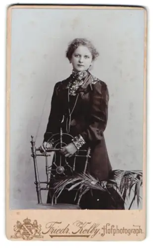 Fotografie Friedr. Kolby, Zwickau, Plaunensche Strasse, Dame in elegantem Kleid