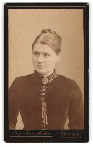 Fotografie Eug. Jos. Mertens, Crefeld, Hochstrasse 68, Porträt einer Frau im dunklen Kleid