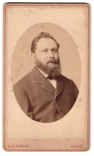 Fotografie W. Bergmann, Moers, Porträt eines Mannes mit Bart