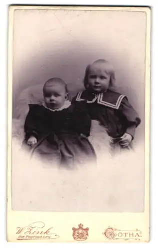 Fotografie W. Zink, Gotha, Auguststrasse 7, Zwei Kleinkinder in traditioneller Kleidung