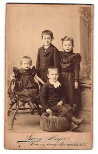 Fotografie Georg Meyer, Braunschweig, Bankplatz No. 3, Gruppe von vier Kindern