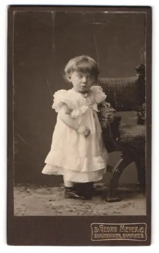 Fotografie Georg Meyer, Braunschweig, Bankplatz 5, Kind in weissem Kleid neben Stuhl