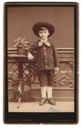 Fotografie Eduard Kühne, Helmstedt, Neumärkerstrasse 279, Porträt eines Jungen mit Hut