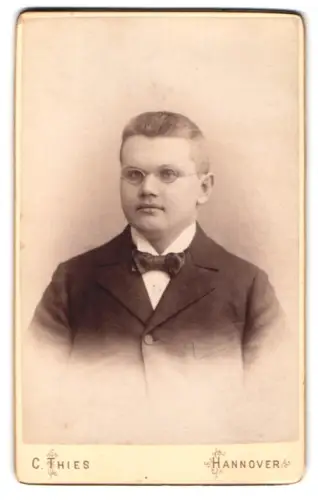 Fotografie C. Thies, Hannover, Höltystrasse 13, Porträt eines jungen Mannes mit Brille