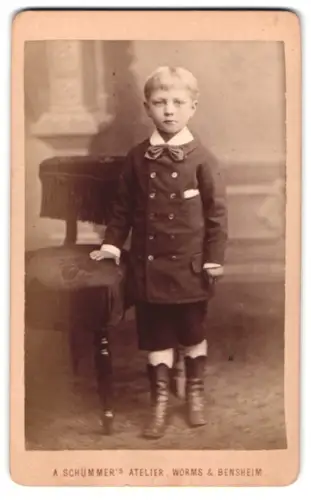 Fotografie A. Schümmer`s Atelier, Worms, Ludwigstrasse 30, Porträt eines Jungen