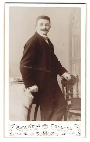 Fotografie Carl Weiss, Coblenz, Löhrstrasse 70, Eleganter Herr im Anzug