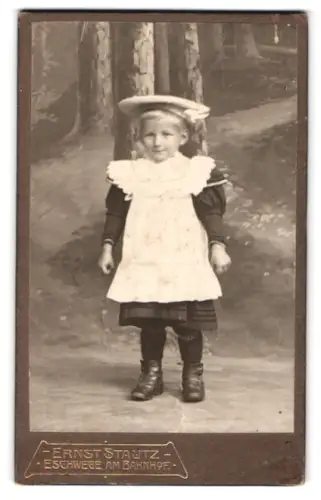 Fotografie Ernst Stautz, Eschwege, Am Bahnhof, Kind im feinen Kleid mit Hut