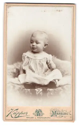 Fotografie Küpper, Marburg i. M., Kleinkind im gestreiften Kleid