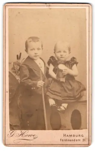 Fotografie G. Howe, Hamburg, Ferdinandstr. 51, Zwei Kinder in festlicher Kleidung