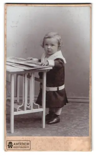 Fotografie A. Wertheim, Berlin, Rosenthaler Strasse, Kind an Tisch