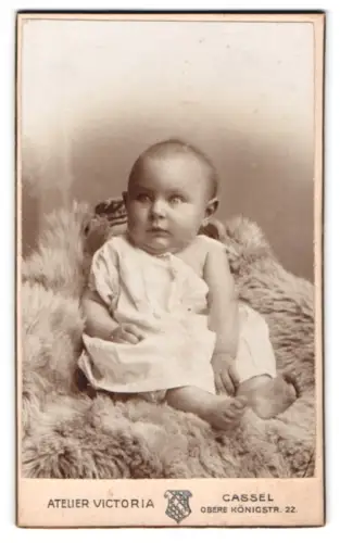 Fotografie Atelier Victoria, Cassel, Obere Königsstr. 22, Porträt eines kleinen Kindes
