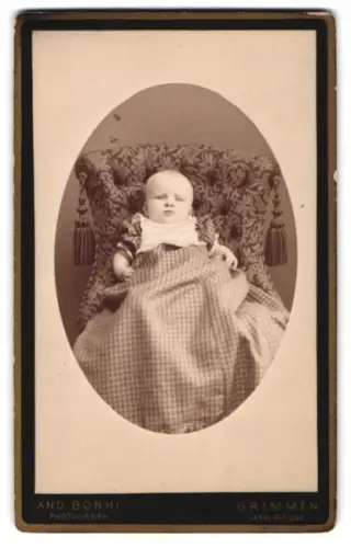 Fotografie And. Bönki, Grimmen, Lange Strasse 264, Porträt eines Babys in feinem Kleid
