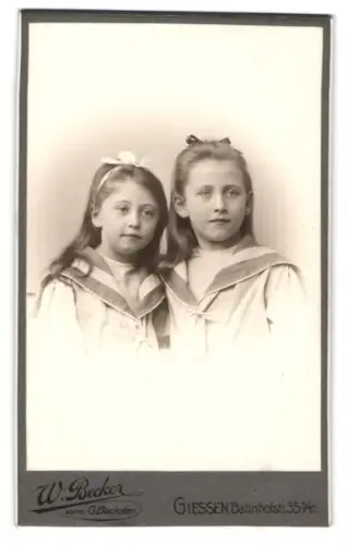 Fotografie W. Becker, Giessen, Bahnhofstrasse 35 5/10, Porträt von zwei Mädchen