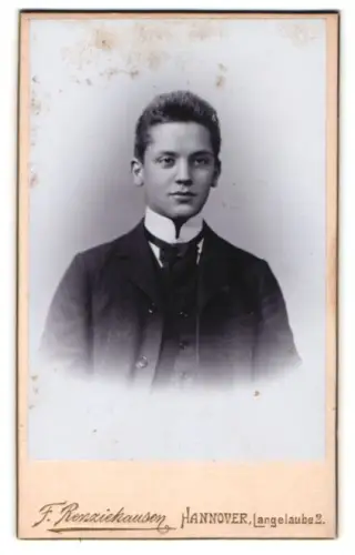 Fotografie F. Renziehausen, Hannover, Langelaube 2, Porträt eines jungen Mannes