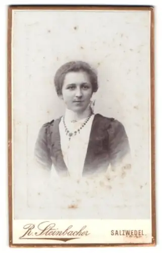 Fotografie R. Steinbacher, Salzwedel, Neuerperver-Str. 38, Porträt einer Dame