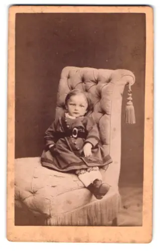 Fotografie Friedrich Hartmann, Gera, Sorge 13, Kleinkind auf gepolstertem Stuhl
