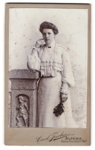Fotografie Carl Färber, Altona, Schulterblatt 59b, Dame mit Blumengesteck neben Steinfigur