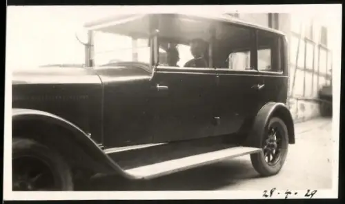 Fotografie Auto, Knaben in Limousine sitzend