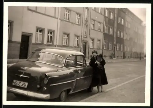 Fotografie Gerstner, Oberursel, Auto Coupe, Dame mit Hund nebst PKW, Kennzeichen HG-E 391
