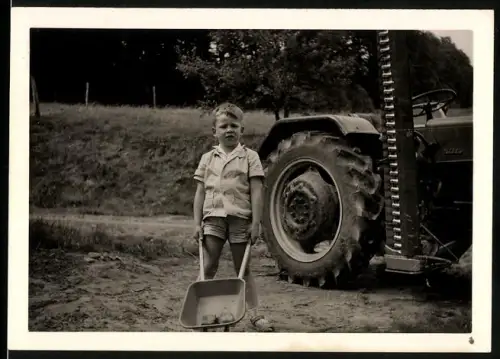 Fotografie Traktor, Ackerschlepper mit Mähwerk, Knabe mit Schubkarre