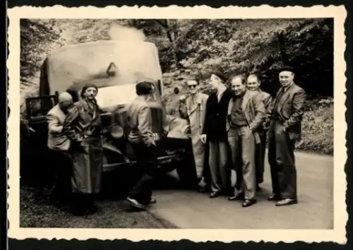 Fotografie Lastwagen, LKW Pritsche mit Panne auf einer Passstrasse