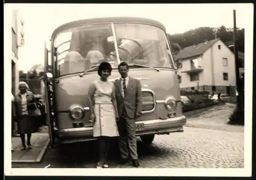 Fotografie Bus Kässbohrer Setra, Par vor Reisebus stehend