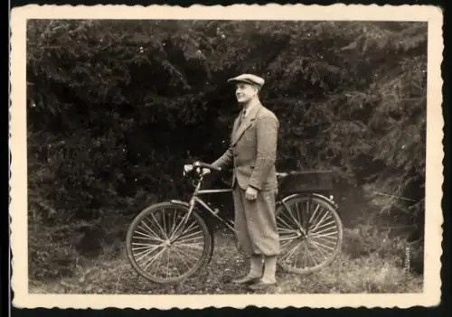 Fotografie Bursche mit Fahrrad, Velo, Bicycle, Bicicletta
