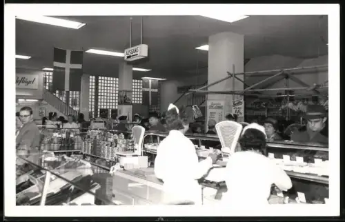 Fotografie Liebig, Berlin-Friedenau, Verkaufsdamen hinter Tresen in einem Lebensmittelmarkt / Supermarkt