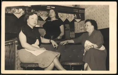 Fotografie Damen auf Barhocker in einer Kneipe - Bar sitzend