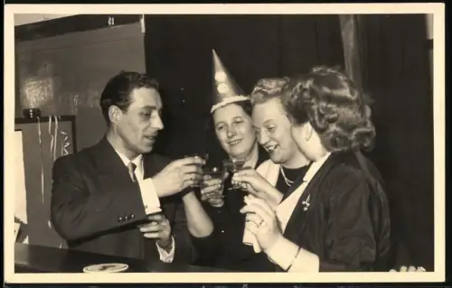 Fotografie Fotograf unbekannt, Berlin-Friedenau, Sylvesterfeier 1954, Herr stösst mit Damen an