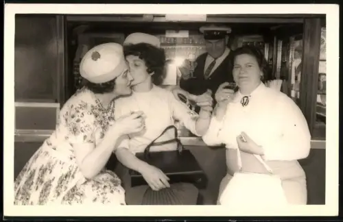 Fotografie Liebig, Berlin-Friedenau, Damen betrinken sich in der Bar eines Ausflugsdampfer's