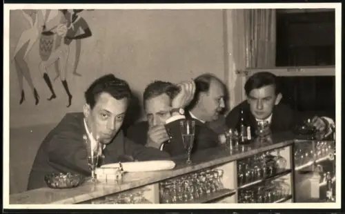 Fotografie Herren betrinken sich am Brigadetag in einer Kneipe - Gaststätte