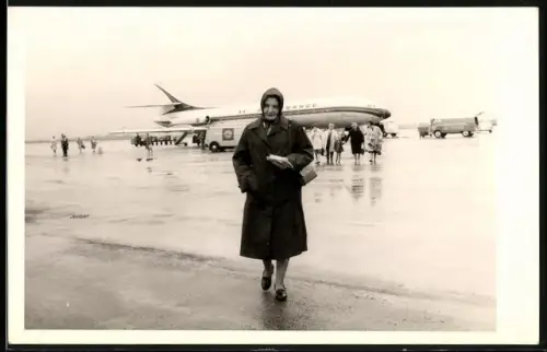 Fotografie Flugzeug Sud Aviation Caravelle der Air France auf einem Flughafen, Passagiere laufen zum Terminal