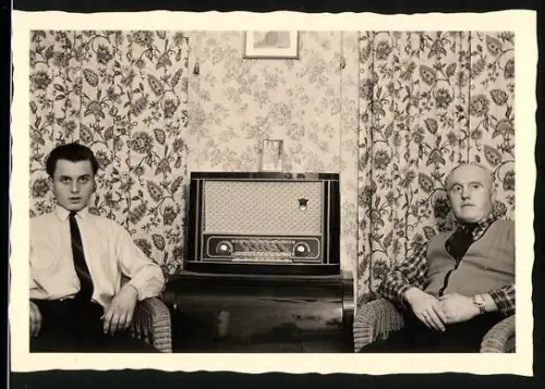 Fotografie Radio, Herren flankieren Radioempfänger