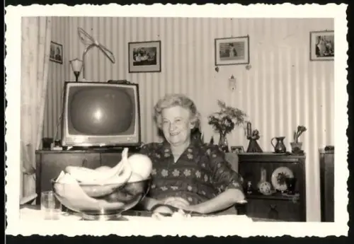 Fotografie Grossmutter nebst Fernseher - TV-Gerät in der Stube sitzend