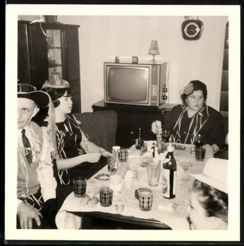 Fotografie Sylvesterfeier mit Fernseher / TV-Gerät im Wohnzimmer